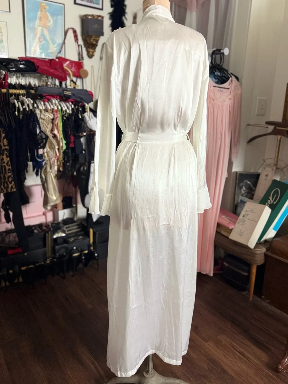 2010’s Elegant White Lace-Trim Long Robe with Tie Belt